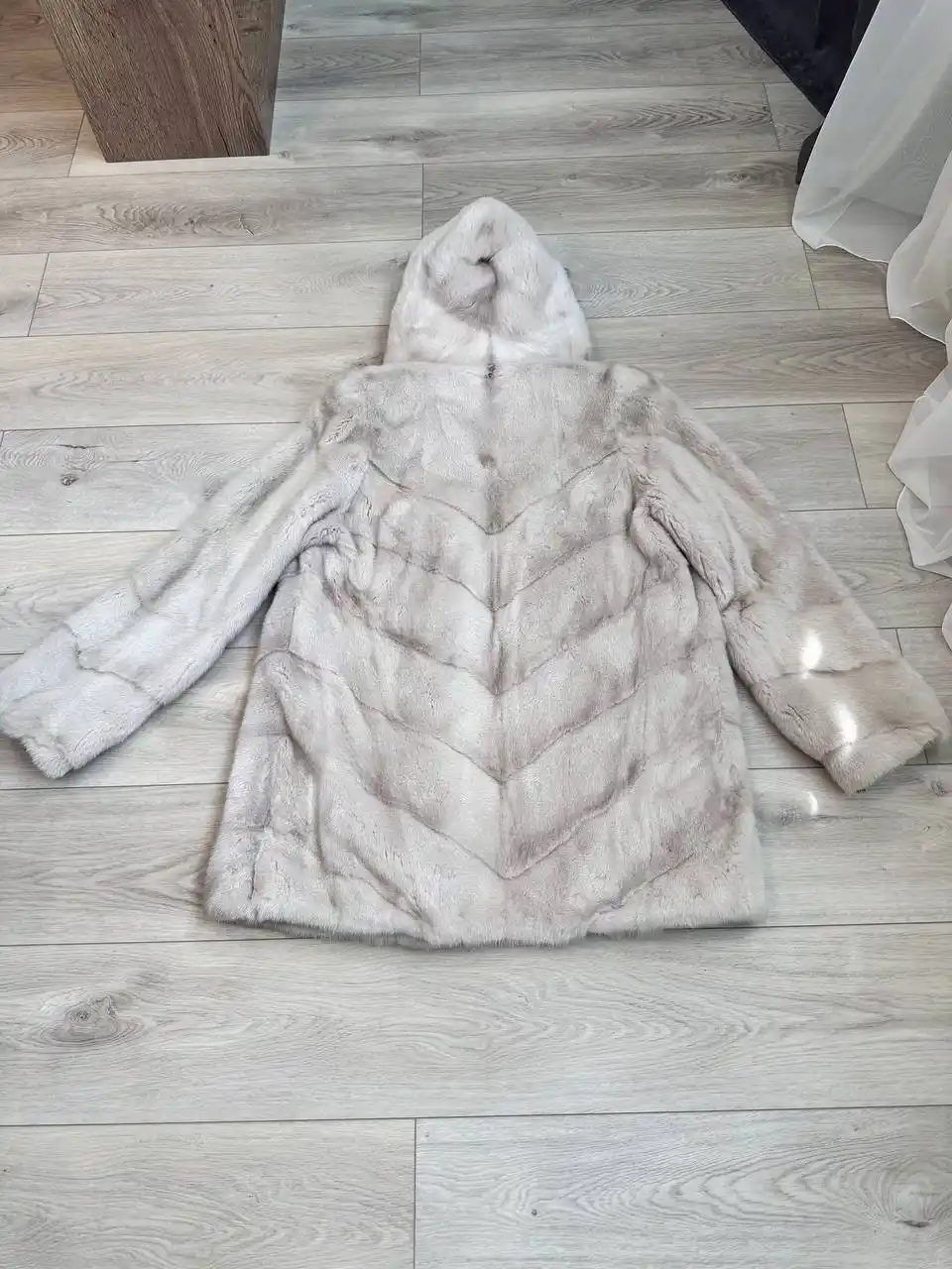 Продам норковую шубу с капюшоном