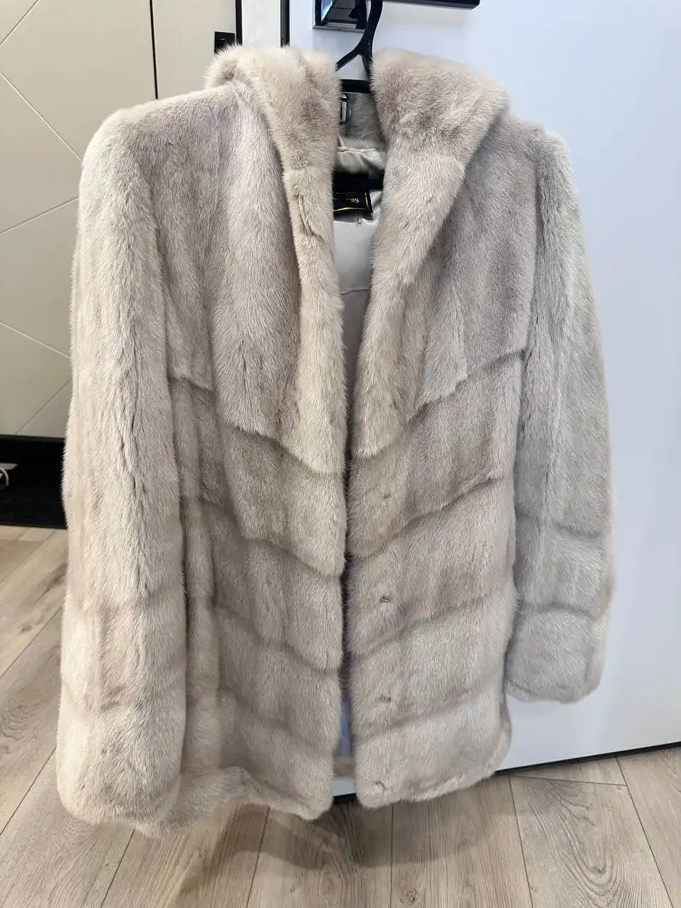 Продам норковую шубу с капюшоном