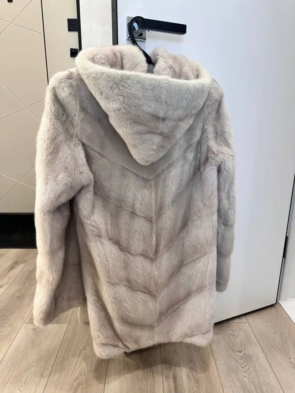 Продам норковую шубу с капюшоном