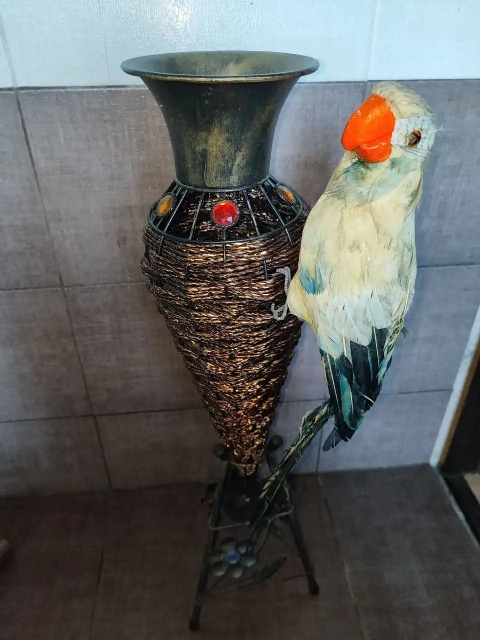 Ваза с попугаем для декора