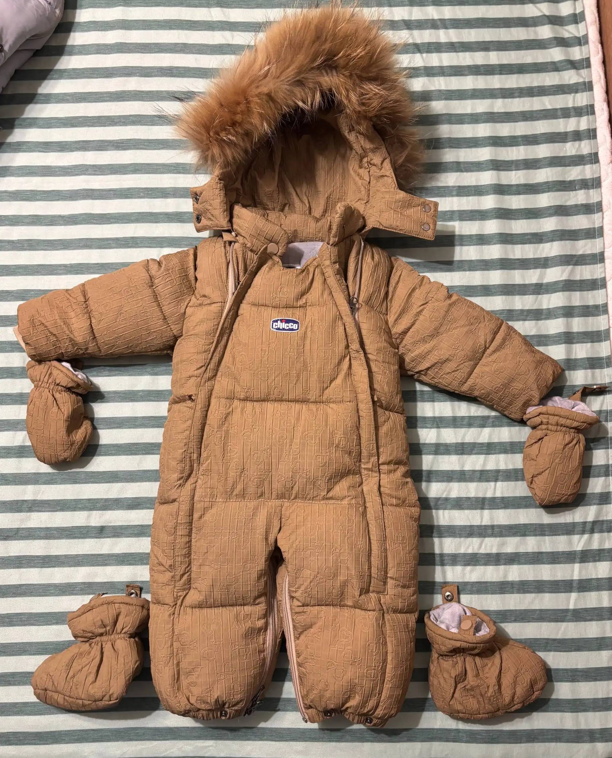 Продам зимний комбинезон Chicco