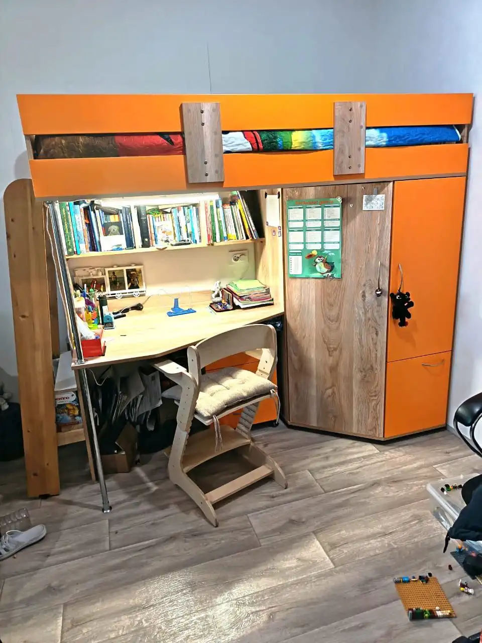 Продажа кровати-чердака с тумбочкой и светильником