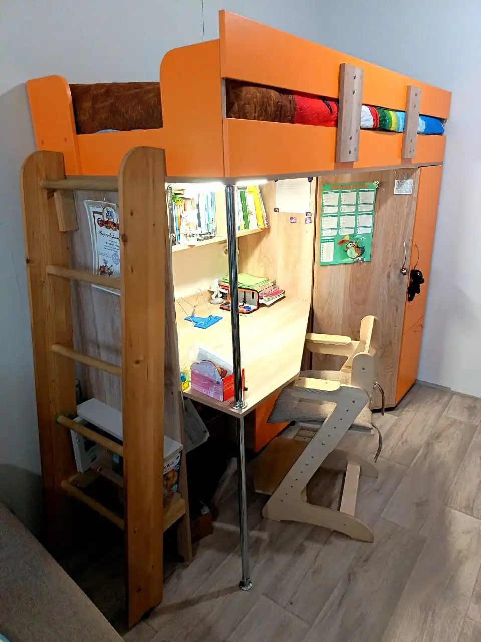 Продажа кровати-чердака с тумбочкой и светильником