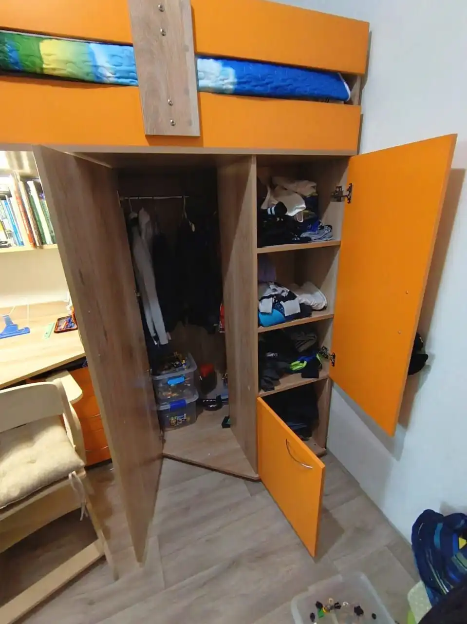 Продажа кровати-чердака с тумбочкой и светильником