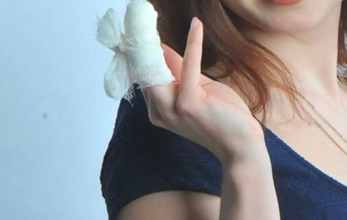 Посетительница кафе откусила палец другой женщине