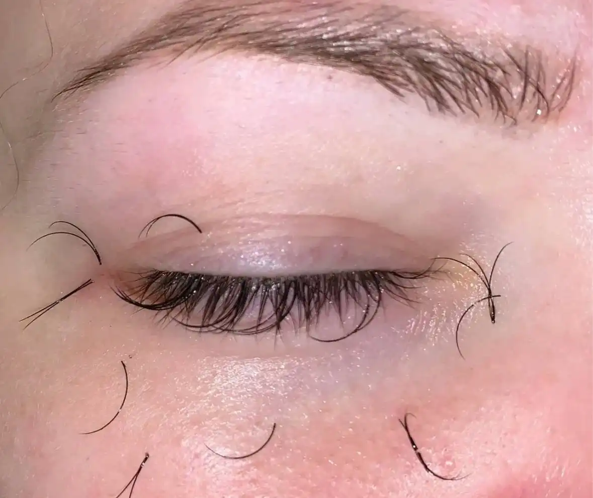 Нападение на мастера по наращиванию ресниц