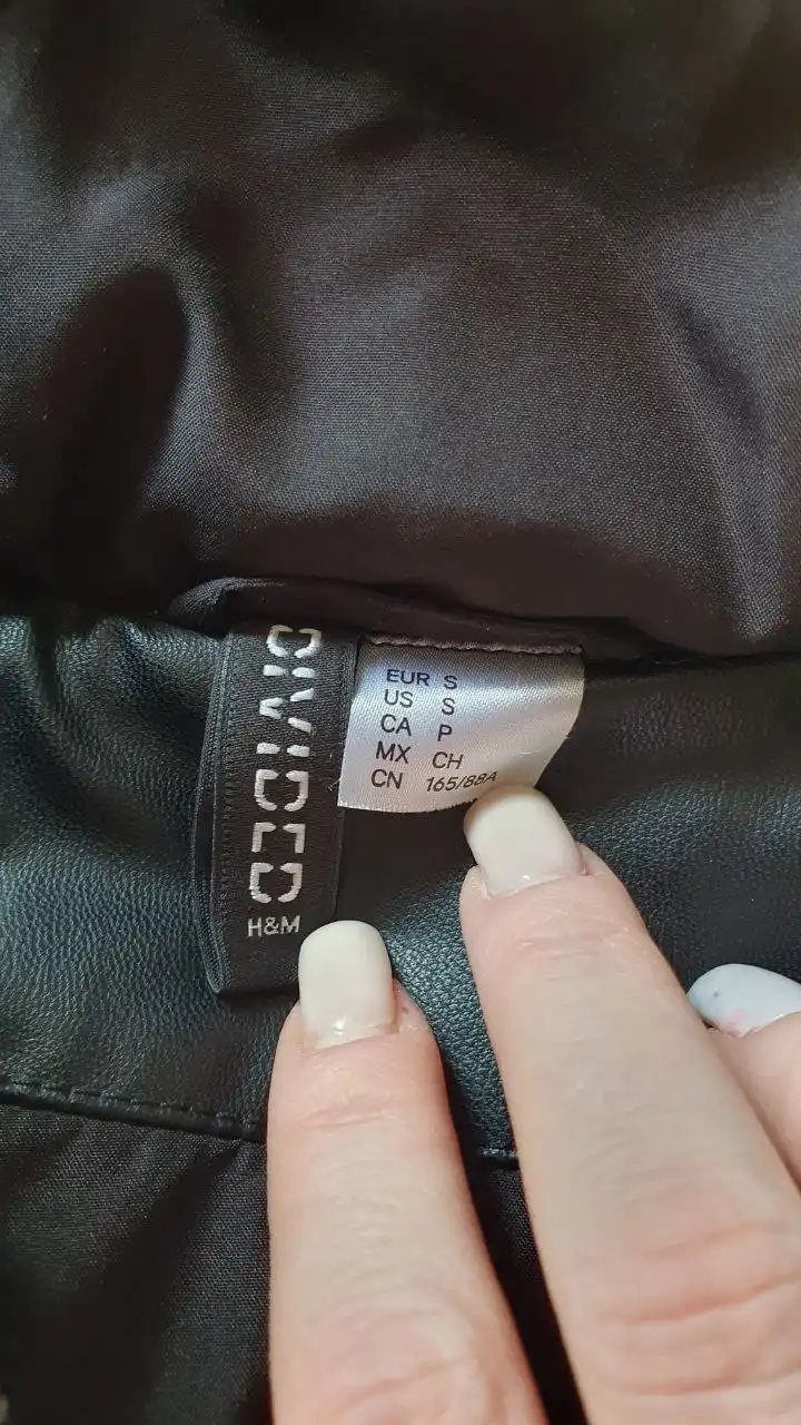 Жилетка женская новая размер S эко кожа - Женская одежда (Одежда) в Владивосток