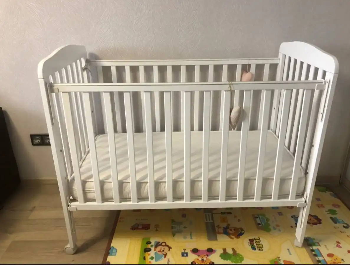 Продам детскую кроватку с матрасом из массива сосны - Детская мебель (Товары для детей) в Владивосток