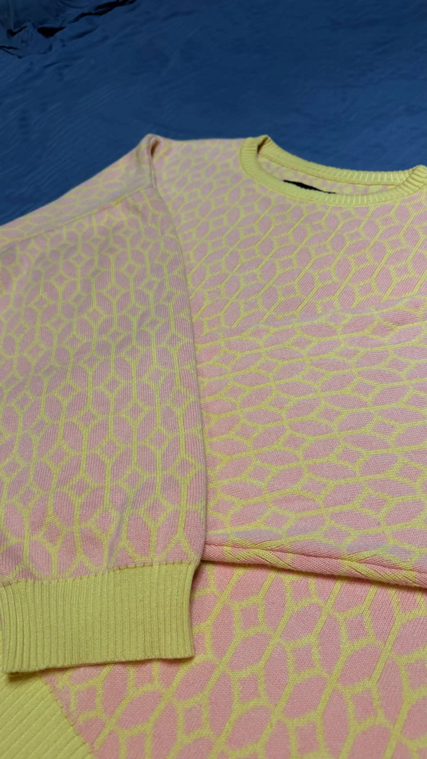 Свитер Monochrome в отличном состоянии - Свитеры (Одежда) в Владивосток