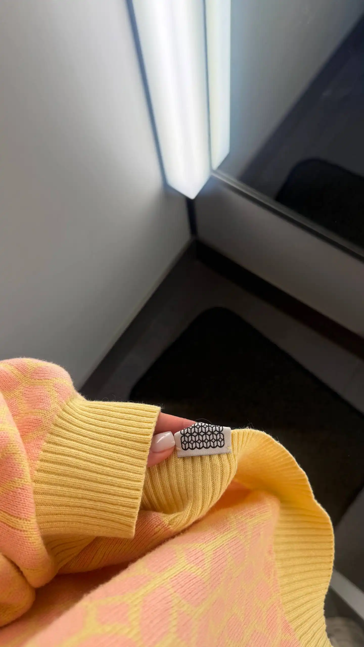 Свитер Monochrome в отличном состоянии - Свитеры (Одежда) в Владивосток