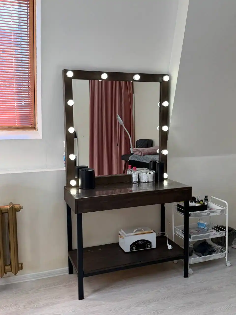 Гримерный стол для бровиста/визажиста с подсветкой - Мебель (Барахолка) в Владивосток