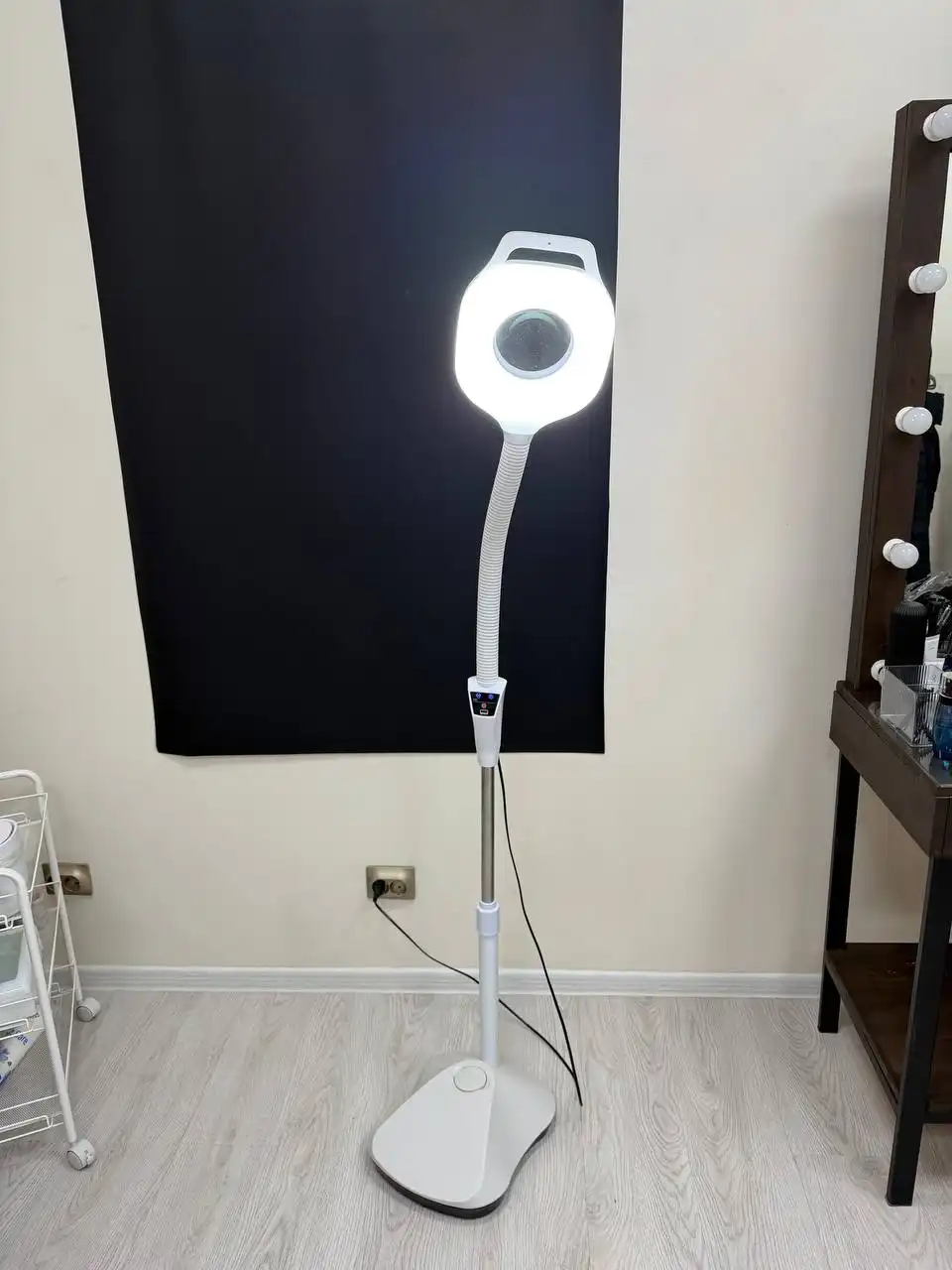 Напольная лампа-лупа с регулировкой яркости - Освещение (Барахолка) в Владивосток