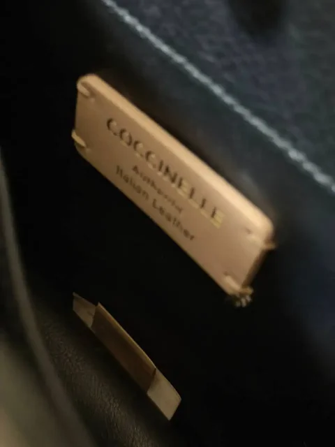 Продам сумку Coccinelle - Рабочие перчатки в Владивосток