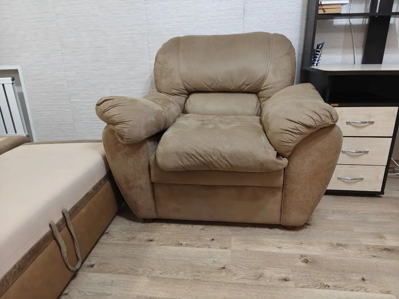 Диван и кресло б/у - Мебель (Барахолка) в Владивосток