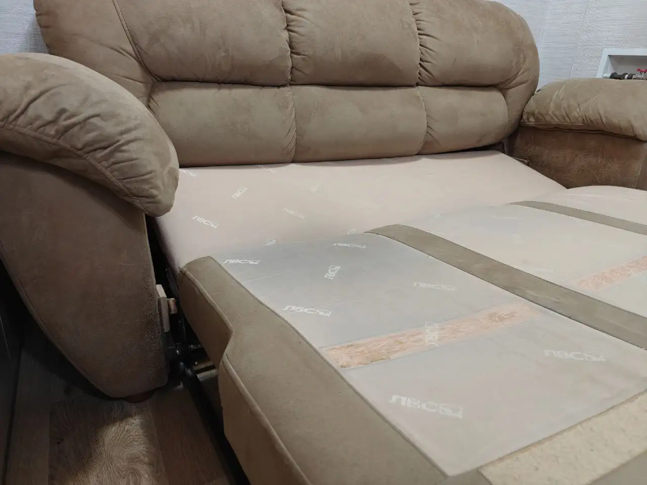 Диван и кресло б/у - Мебель (Барахолка) в Владивосток