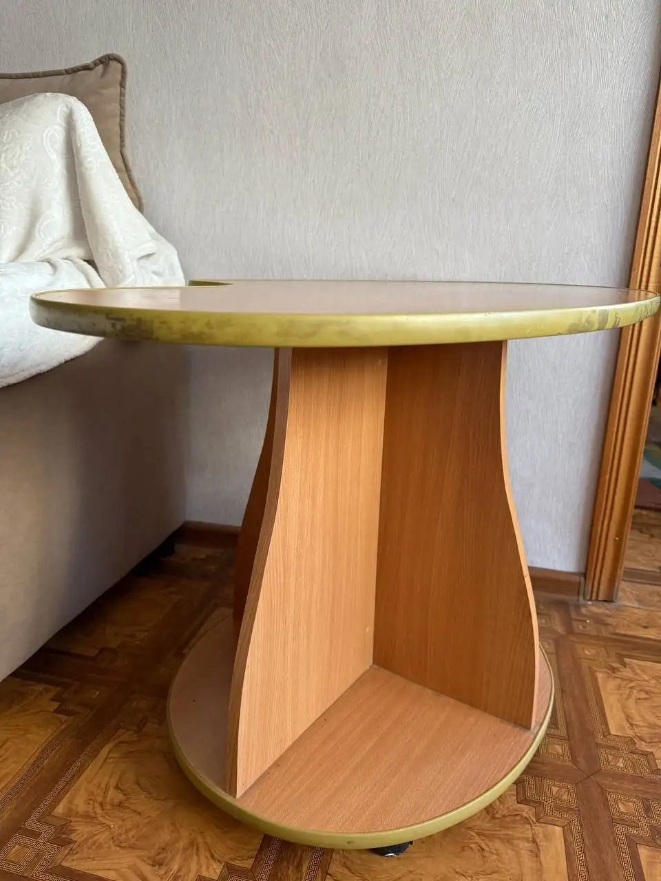 Стол деревянный с резиновыми ножками - Барахолка в Владивосток