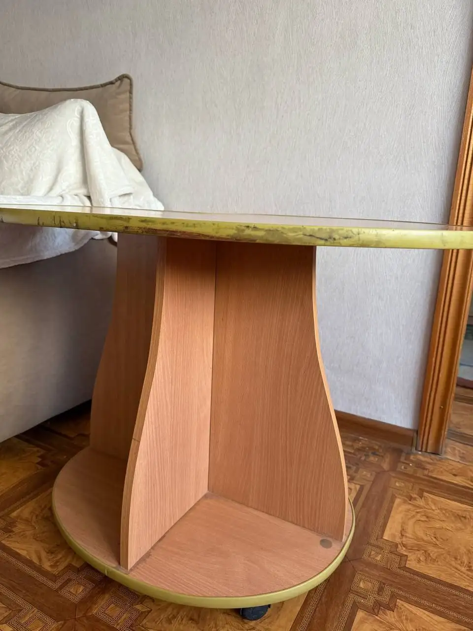 Стол деревянный с резиновыми ножками - Барахолка в Владивосток