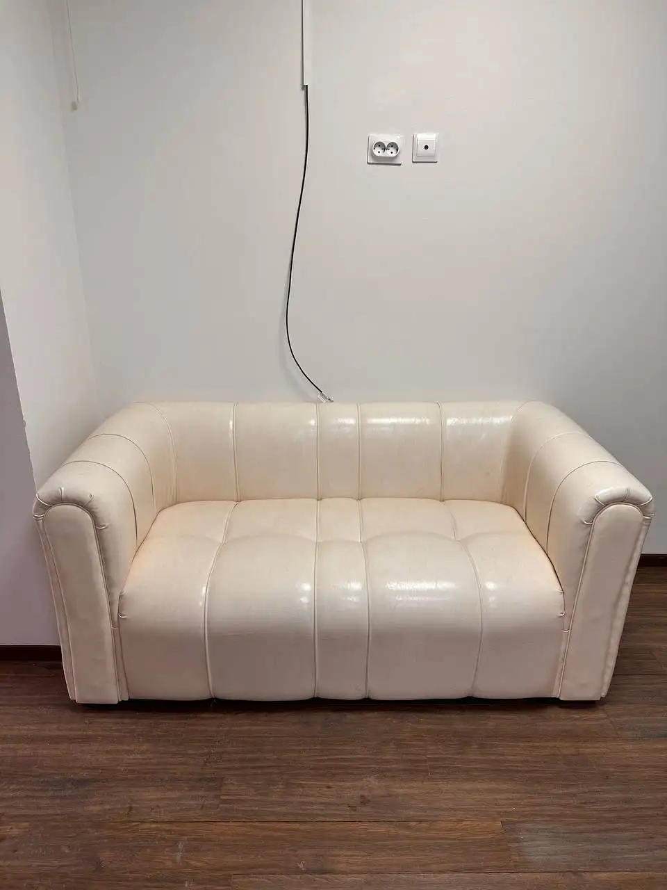 Продам диван офисный 2х местный - Мебель (Барахолка) в Владивосток