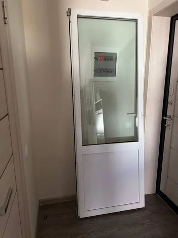 Балконная дверь б/у с фурнитурой - Спортивный инвентарь в Владивосток