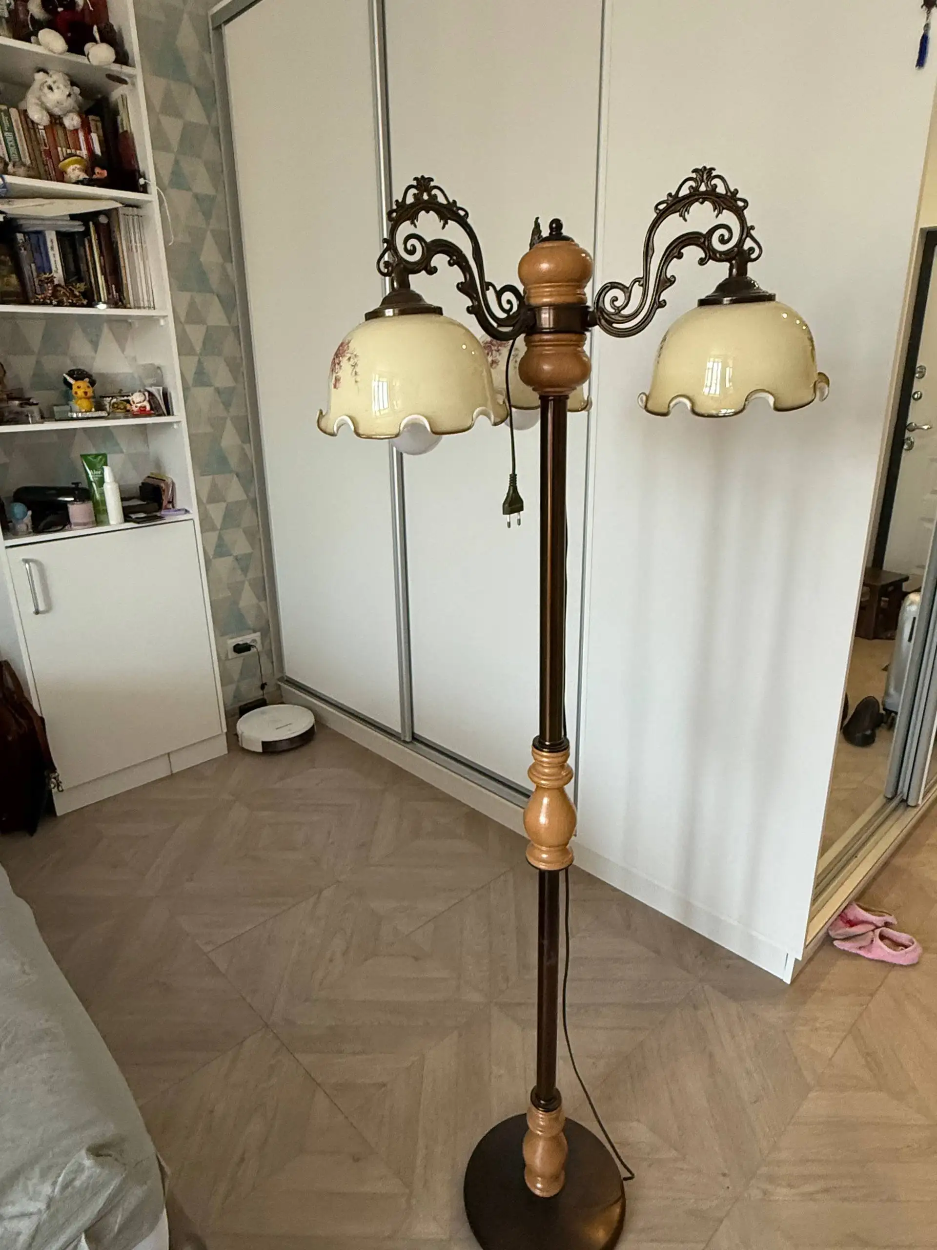 Продам торшер в отличном состоянии - Освещение (Для дома и дачи) в Владивосток