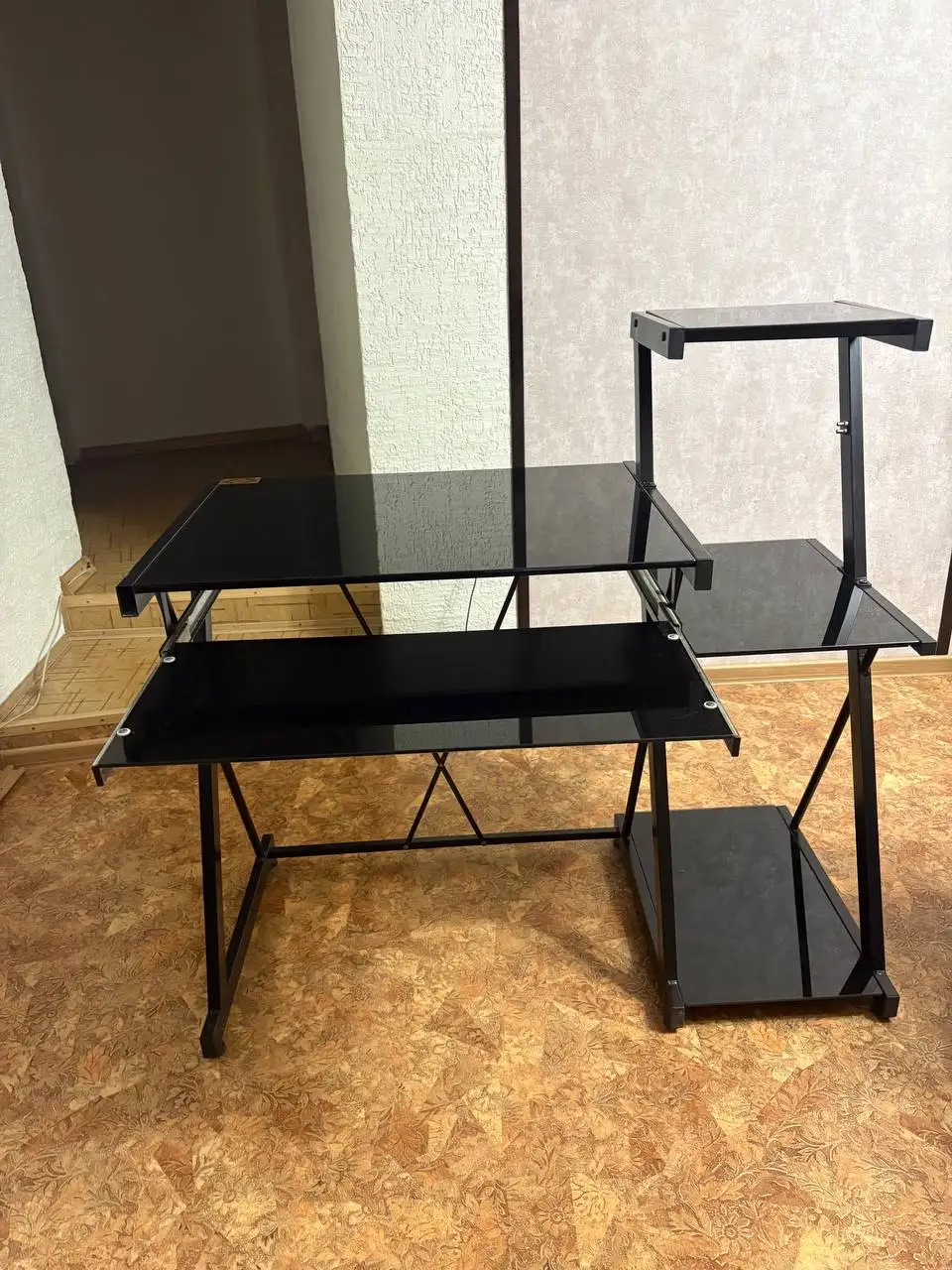 Компьютерный стол с закаленным стеклом - Мебель (Барахолка) в Владивосток