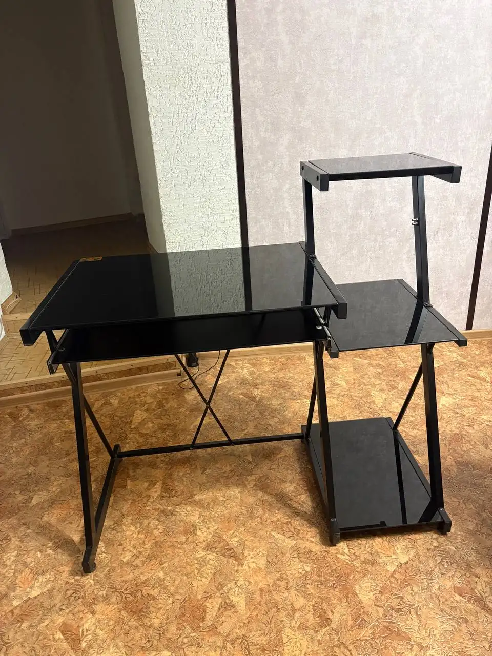 Компьютерный стол с закаленным стеклом - Мебель (Барахолка) в Владивосток