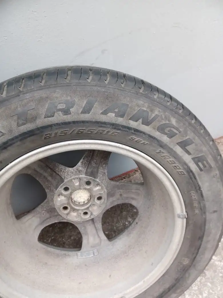 Продам литье на 16 с летней резиной 215/65 - Шины и диски (Запчасти) в Владивосток