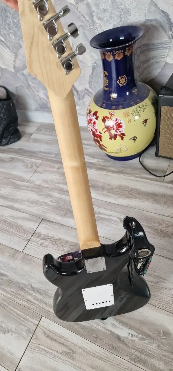 Продам электрогитару Homage с чехлом - Музыкальные инструменты (Электроника) в Владивосток