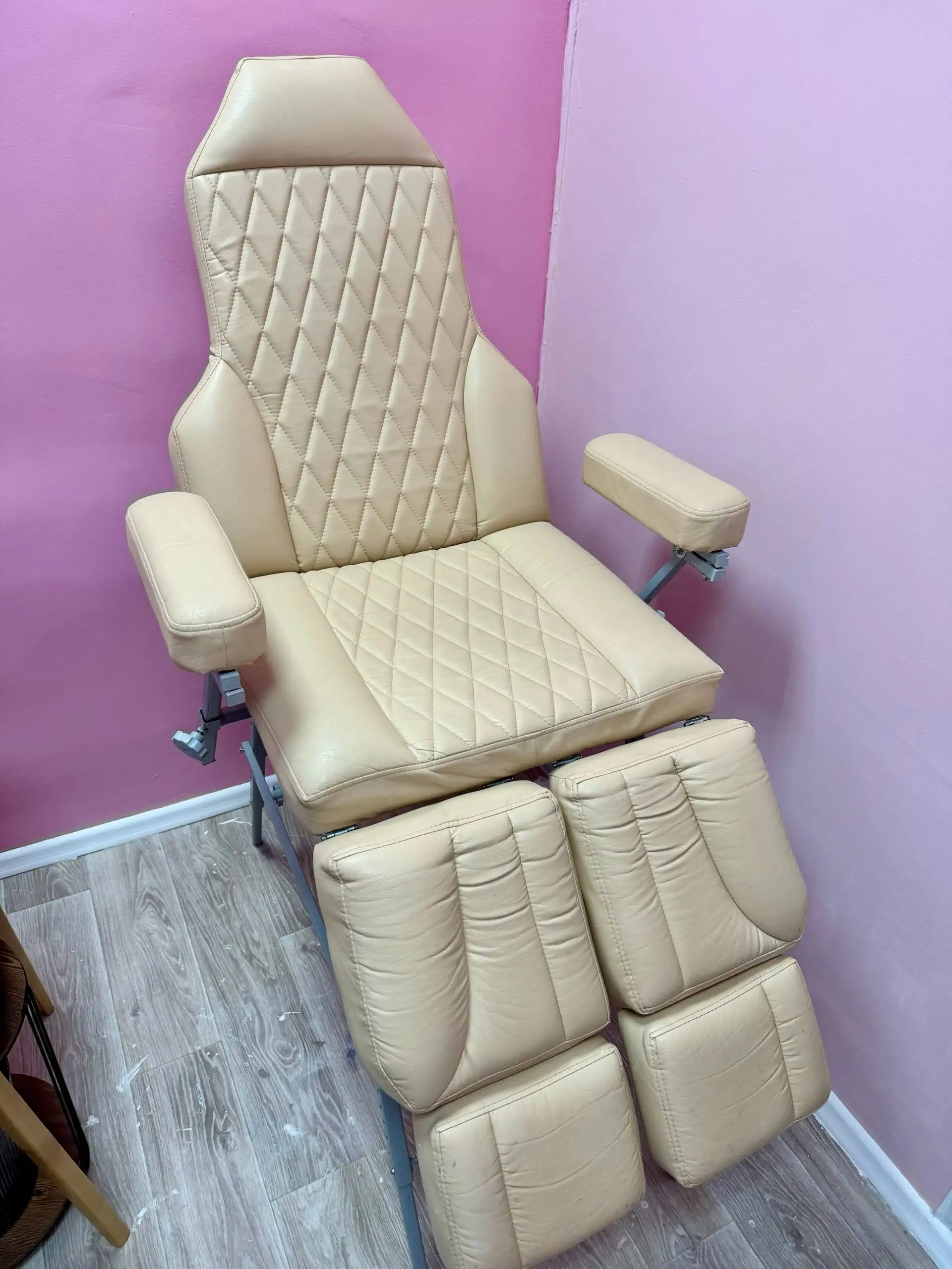 Продам кресло реклайнер для педикюра б/у - Оборудование в Владивосток