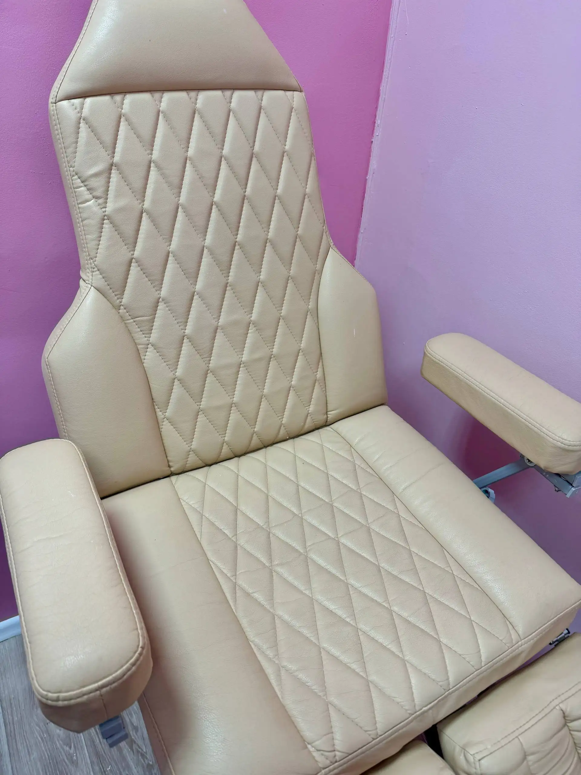 Продам кресло реклайнер для педикюра б/у - Оборудование в Владивосток