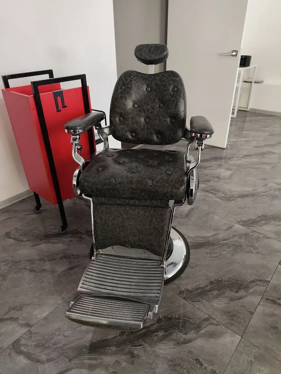 Продажа кресел-реклайнеров для барберов и парикмахеров - Мебель (Барахолка) в Владивосток