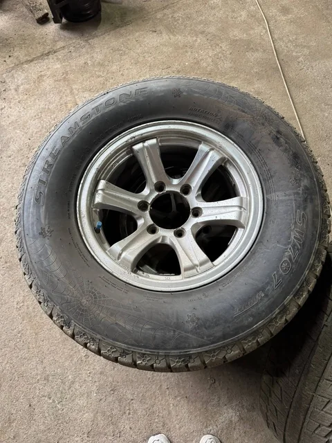 Продам комплект зимних колес 265/70 R16 с литьем - Запчасти в Владивосток