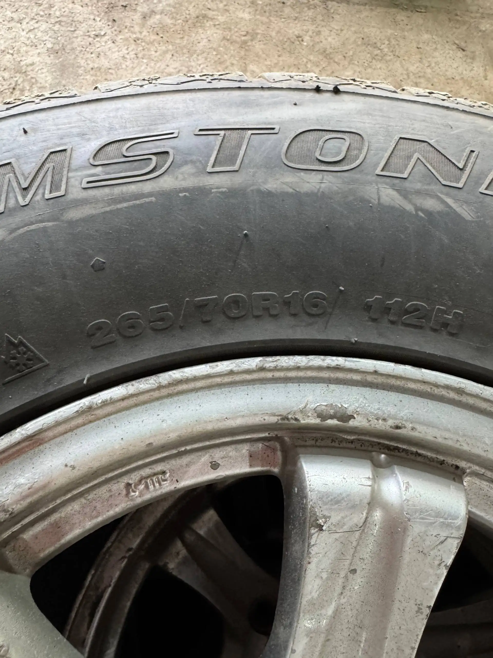 Продам комплект зимних колес 265/70 R16 с литьем - Диски и шины (Запчасти) в Владивосток