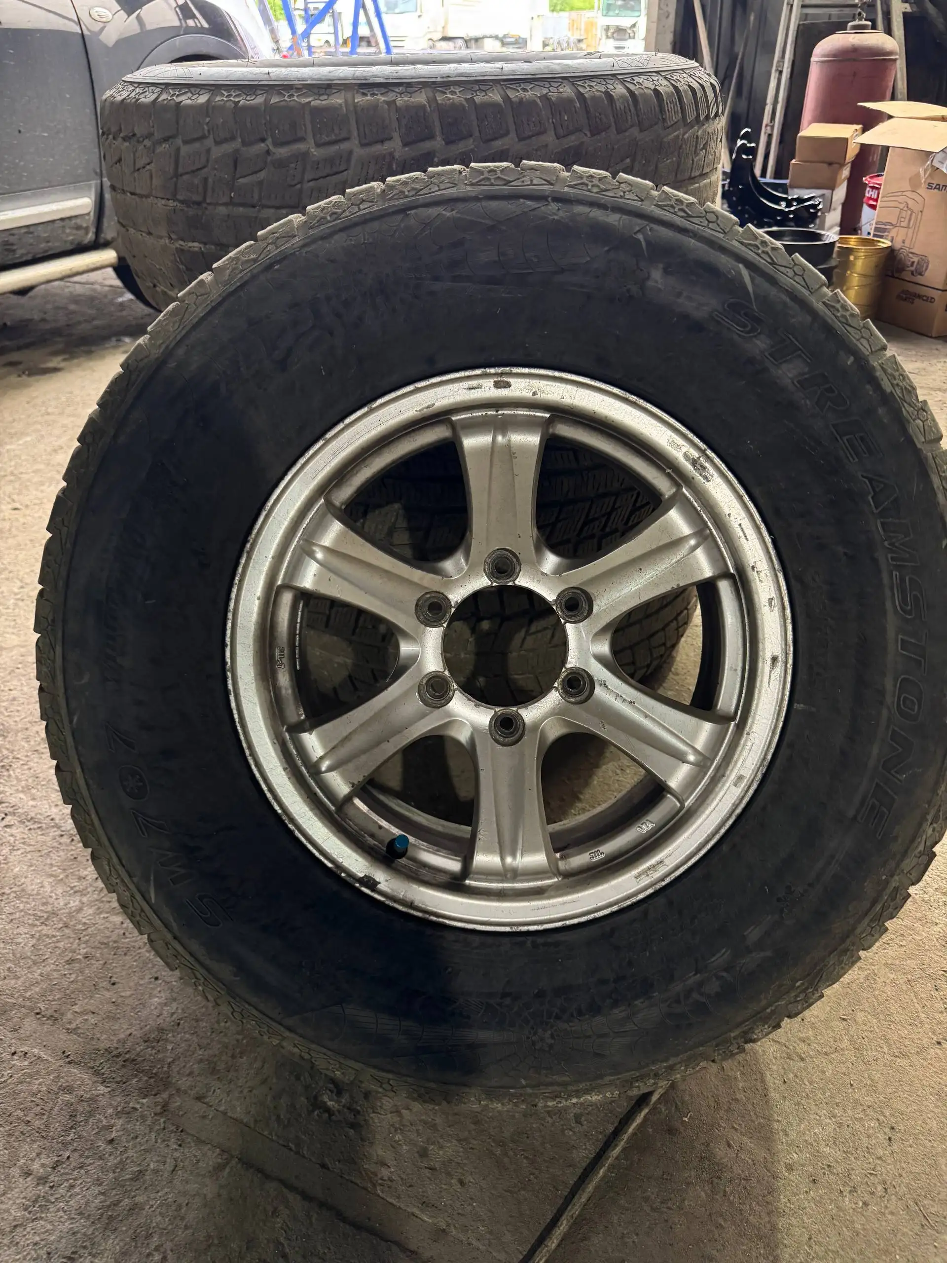 Продам комплект зимних колес 265/70 R16 с литьем - Диски и шины (Запчасти) в Владивосток