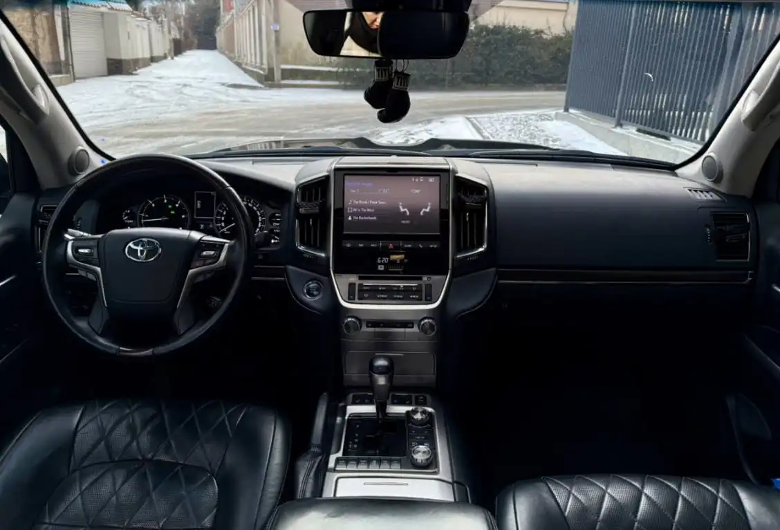 Продажа Toyota Land Cruiser 200 2017 года - Внедорожники (Авто) в Тюмень