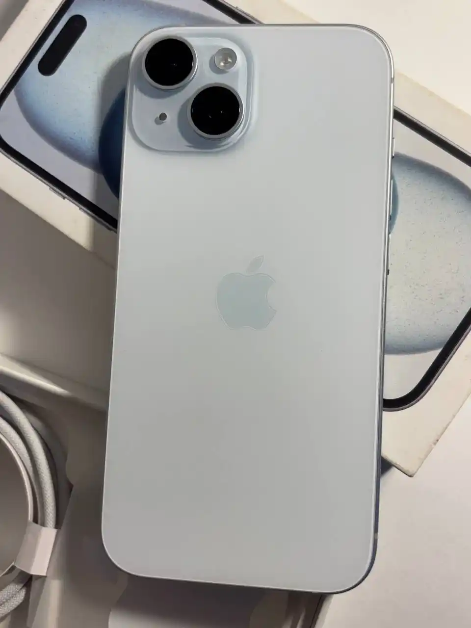 Продаю iPhone 15 голубой 128 ГБ