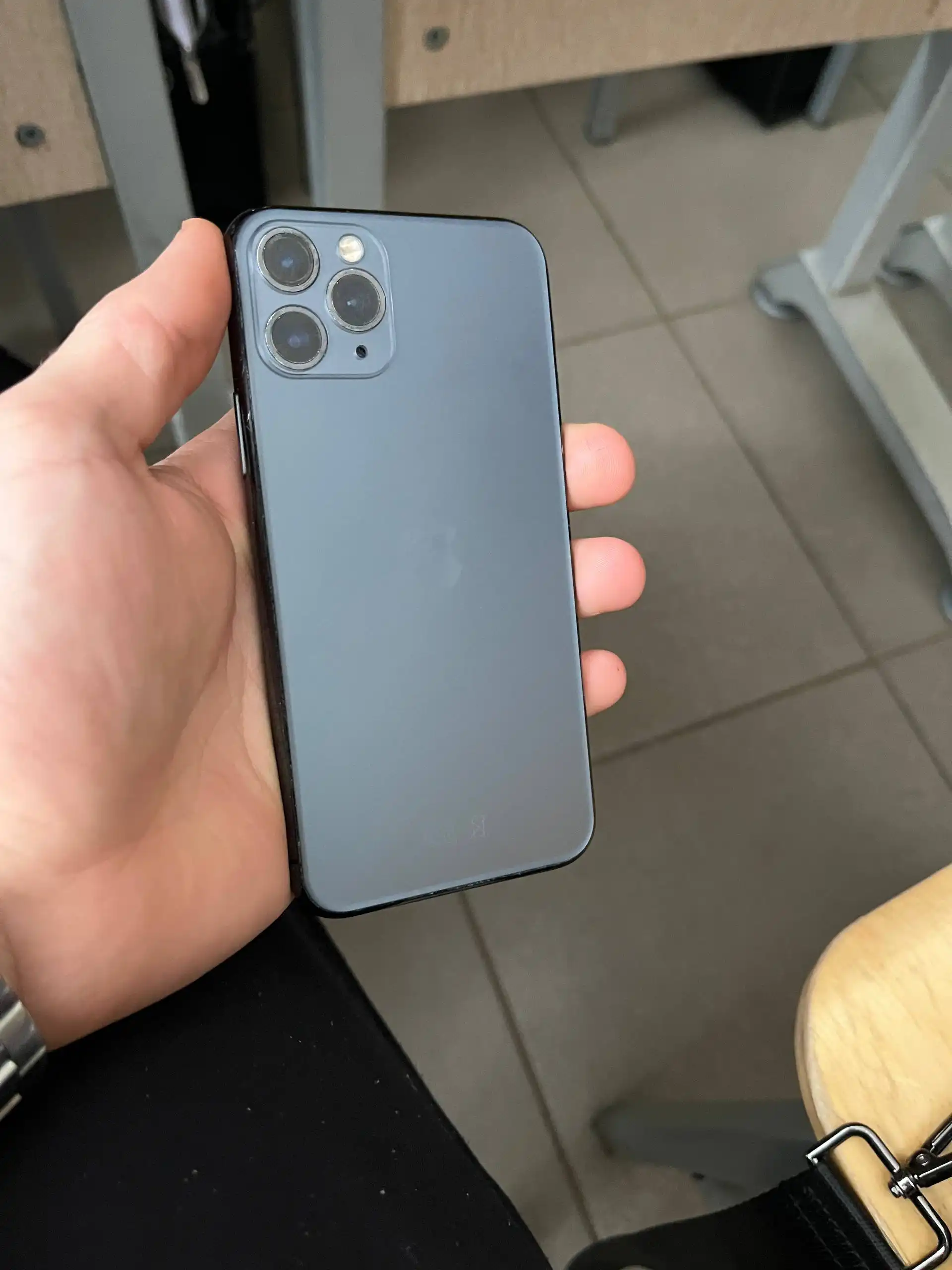 Продам iPhone 11 Pro 256GB с трещиной на дисплее