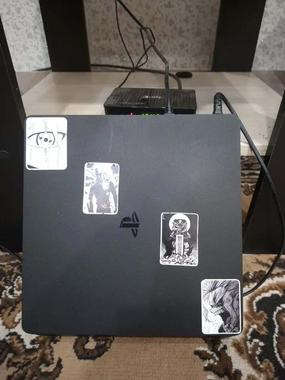 Продам PlayStation 4 Slim 1TB с играми и джойстиками