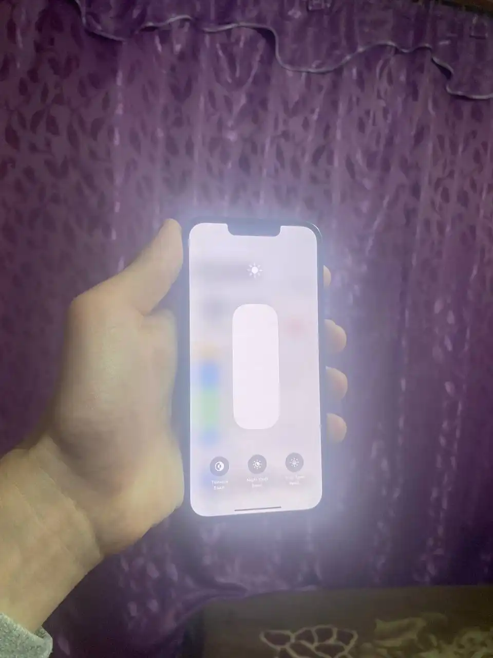 Продам iPhone 13 128 ГБ с аккумулятором 82%