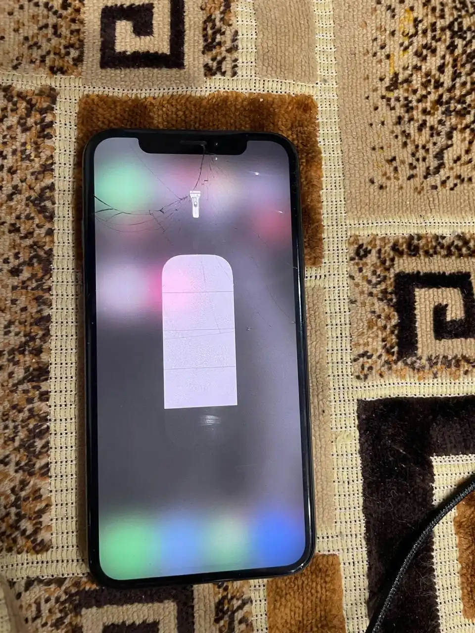 Продам айфон Х с разбитым экраном