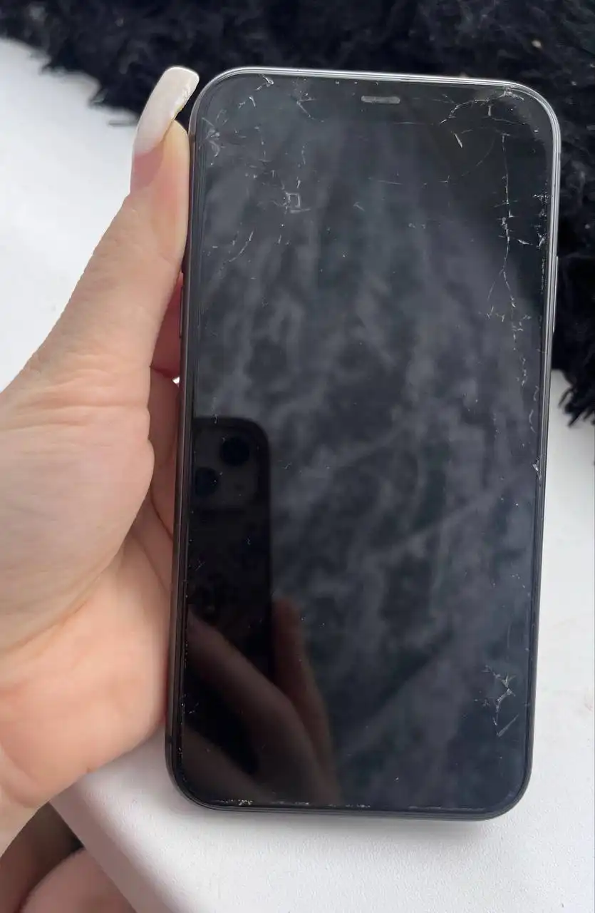 Продам айфон 11 с повреждениями