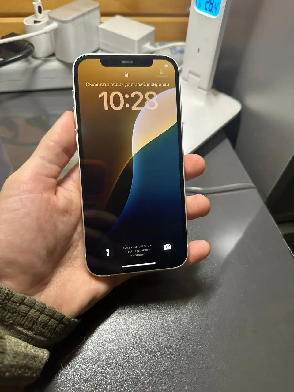 Продам iPhone 12 64GB с мелкими повреждениями