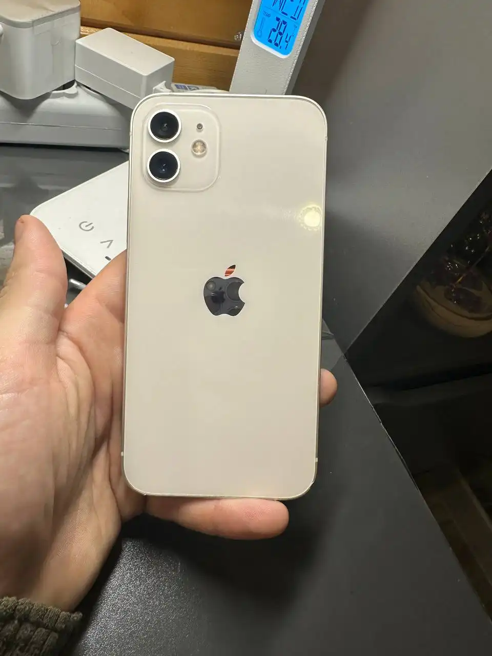 Продам iPhone 12 64GB с мелкими повреждениями