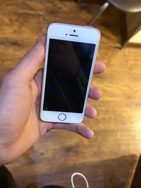 Продажа iPhone SE и iPhone XR - частное объявление в Саранск