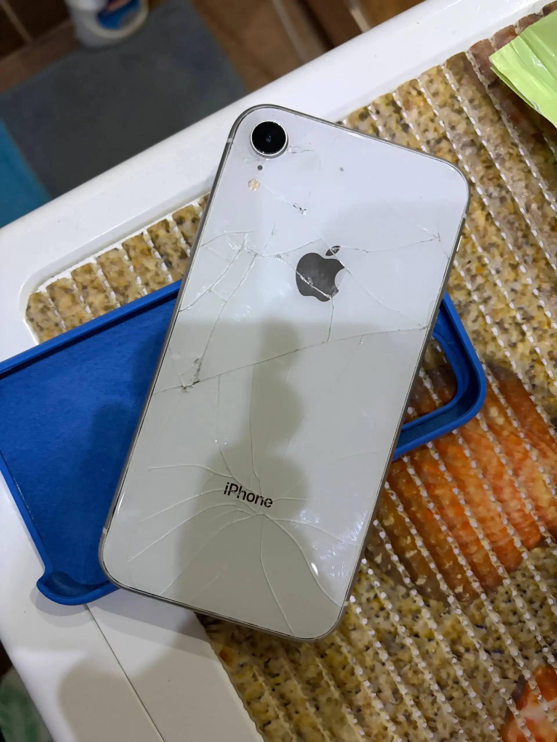 Продажа iPhone SE и iPhone XR - Смартфоны (Электроника) в Саранск