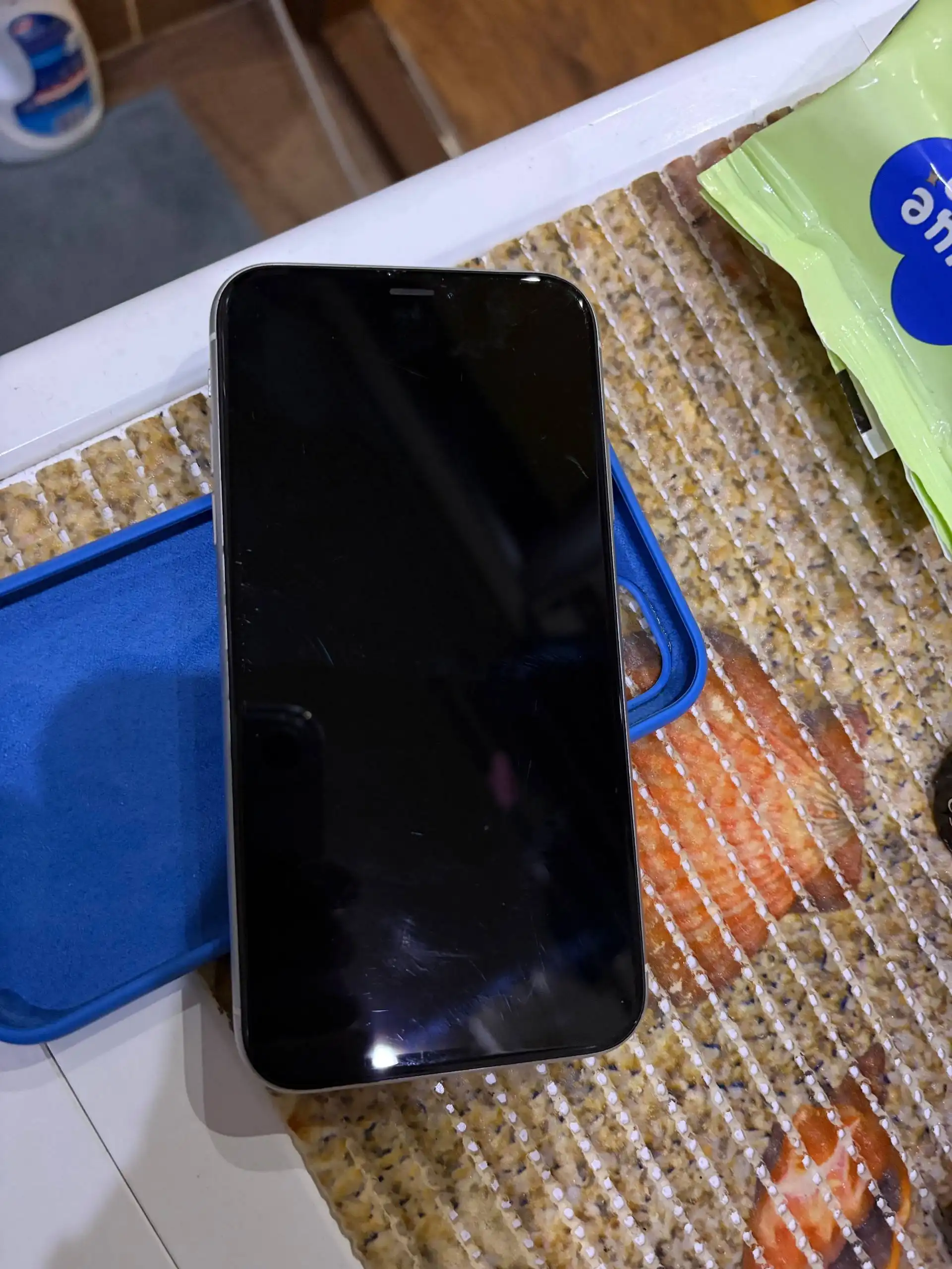 Продажа iPhone SE и iPhone XR - Смартфоны (Электроника) в Саранск