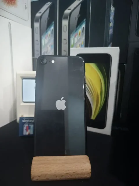 iPhone SE 2020 64GB в хорошем состоянии - MP3-плееры в Саранск