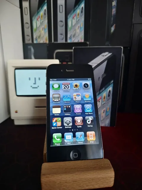 iPhone 4 16GB в хорошем состоянии - Зарядные устройства и аккумуляторы в Саранск