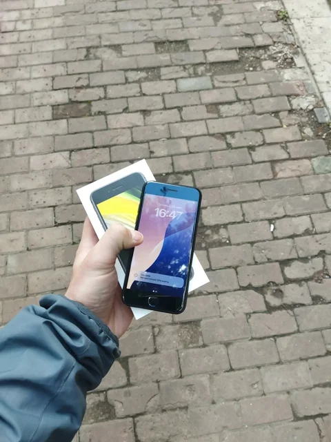 Продаю Apple SE 2020 64GB - Смартфоны в Саранск