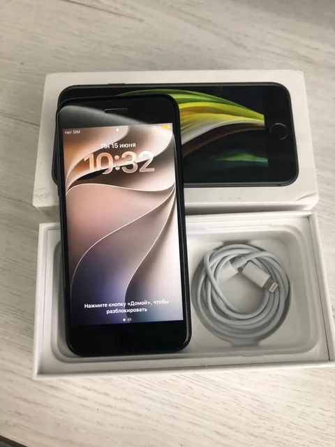 Продам iPhone SE 2020 64GB - Наушники в Саранск